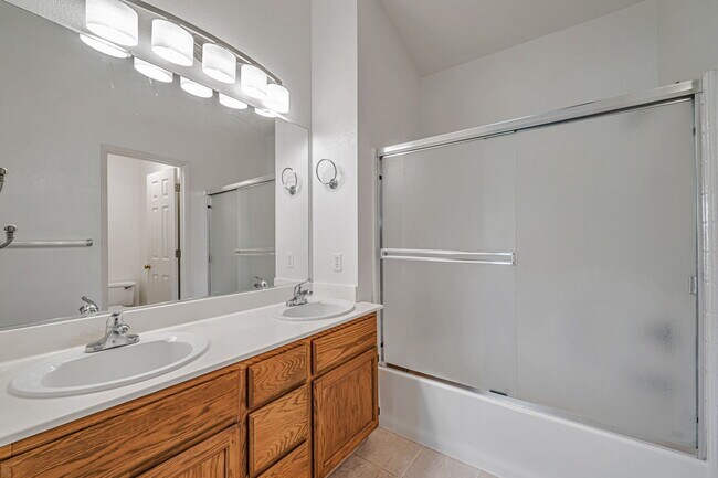 Building Photo - 4902 Hibernia Dr