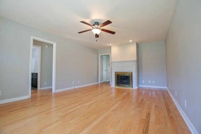 Building Photo - Updated Three Bedroom!