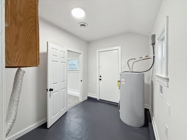 Building Photo - Renovated home in Heart of Hampton Roads
