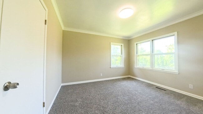 Building Photo - Spacious 3 Bedroom 1.5 Bath Home- Located ...