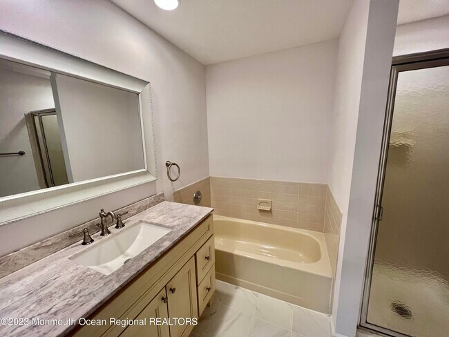 Building Photo - 833 Mariposa Ct