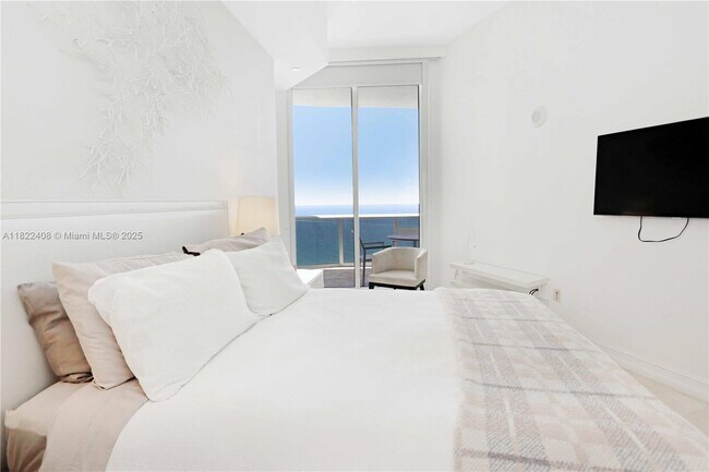 Building Photo - 15901 Collins Ave