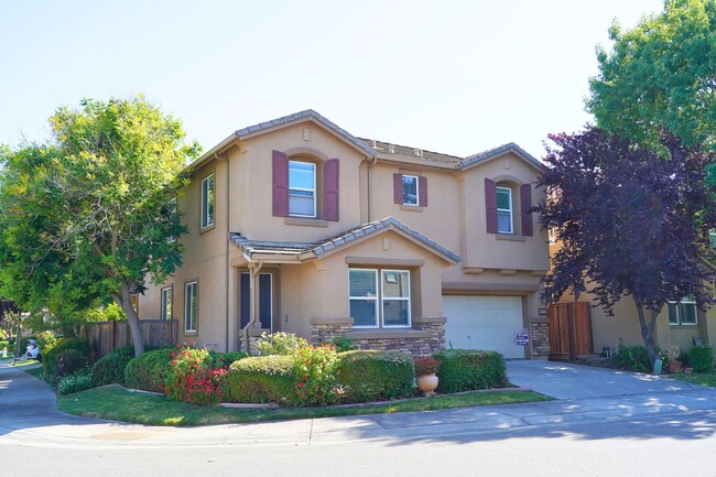Building Photo - Beautiful 4 bed/ 3.5 bath in Natomas!