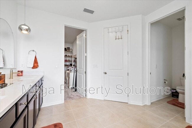 Building Photo - 12195 Stirrup Dr