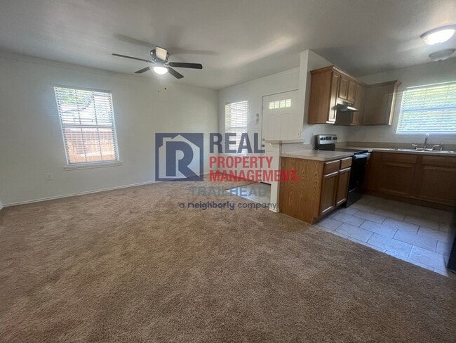 Building Photo - Great Location - 3 Bed/2 Bath - $500 Rent ...