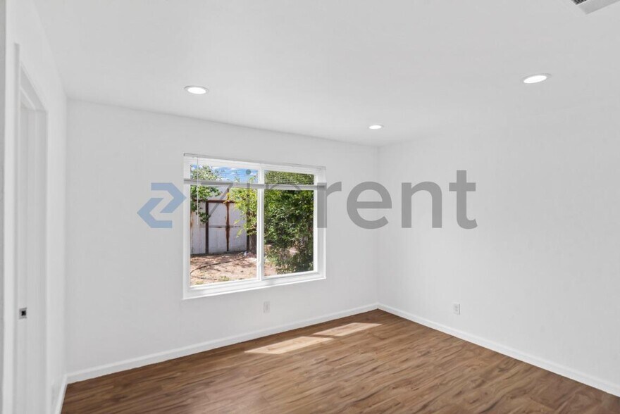 Building Photo - Unit