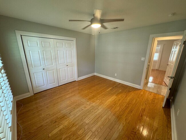 Building Photo - Gulf Breeze Proper - 5 bedroom, 3.5 bathro...