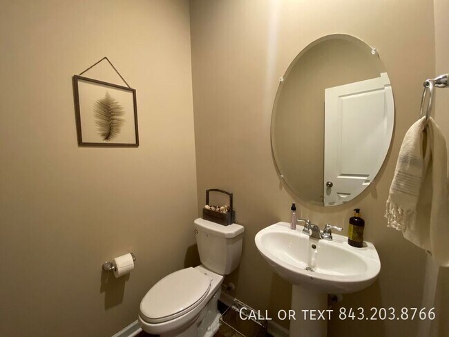 Building Photo - 219 Lazy River Ln