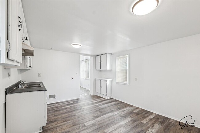 Building Photo - 2615 Emmons Ave