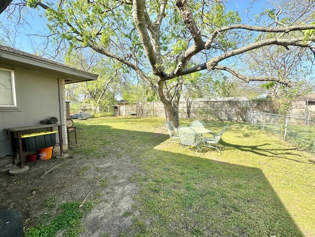 Building Photo - Charming 3BR Home with Large Yard & Easy I-35 Access Near Denton