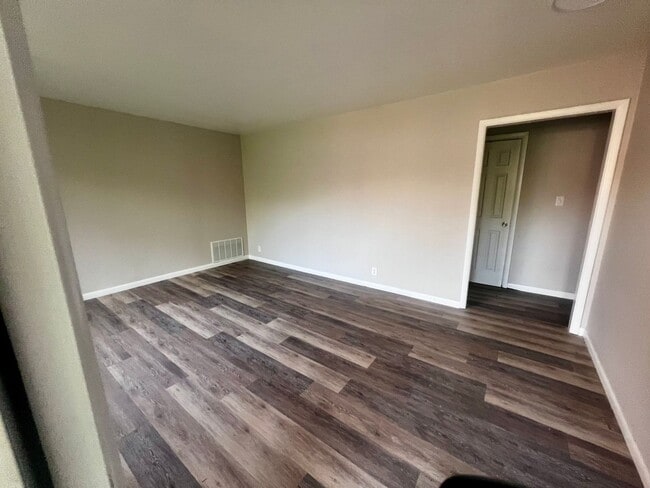Building Photo - Beautiful 4 Bedroom 2 Bath home
