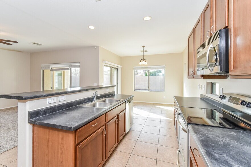 Building Photo - 15629 W MacKenzie Dr