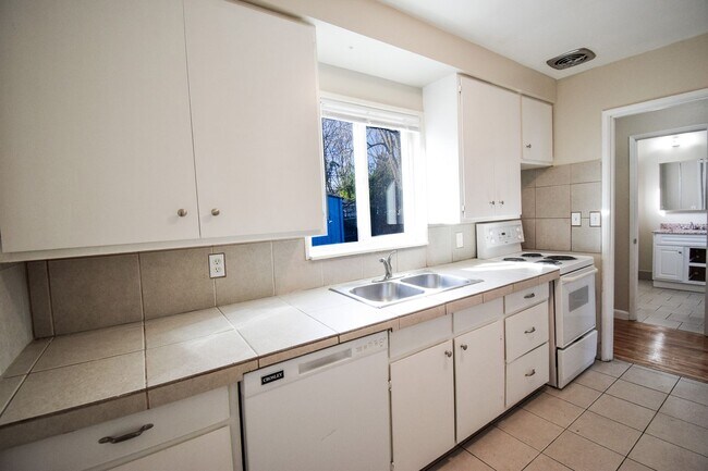 Building Photo - KIL-2121-2125