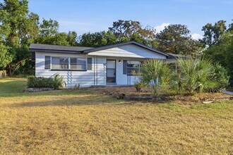 Building Photo - Charming  Florida 2 Bedroom Bungalow with an Additional Bonus/Sunroom, Covered Parking & Patio