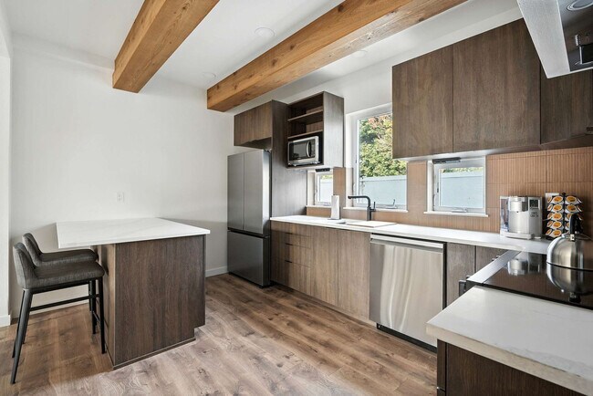 Building Photo - 925 NE 23rd Ave