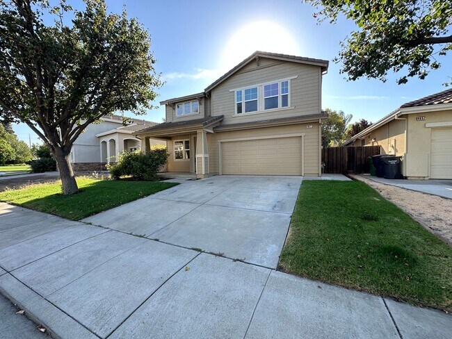 Building Photo - Beautiful 4 Bedroom, 2.5 Bath Tracy Home /...