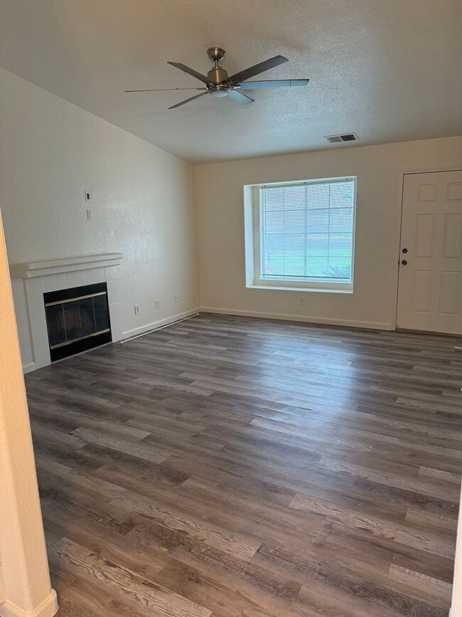 Building Photo - Charming 3 bedroom 2 bathroom home located in Corcoran