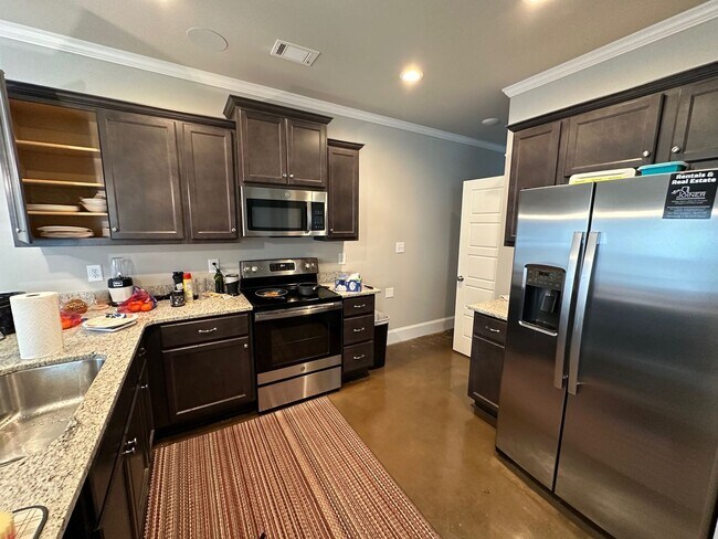 Building Photo - 4 BR/ 4BA Home Located on MLK