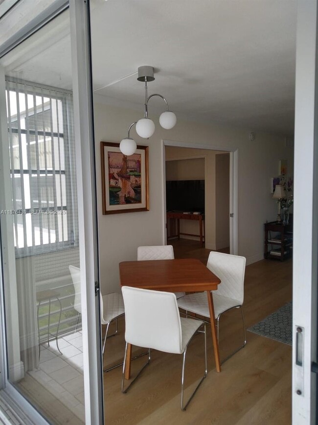 Building Photo - 3510 Oaks Way