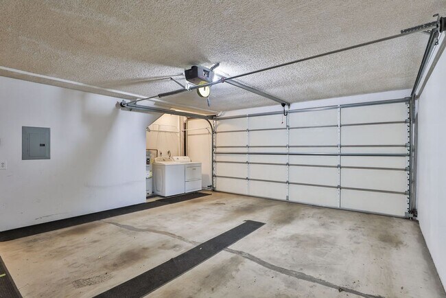 Building Photo - La Jolla Townhome with Garage & Private Deck