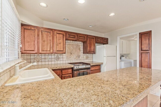 Building Photo - Great Location in Scottsdale!  2 bedroom, 1.5 bath, community pool