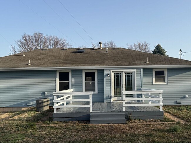 Building Photo - 3 Bedroom Home with large fenced in backyard