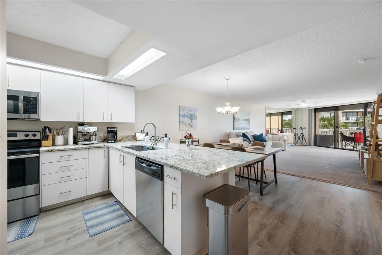 Building Photo - 6650 Sunset Way