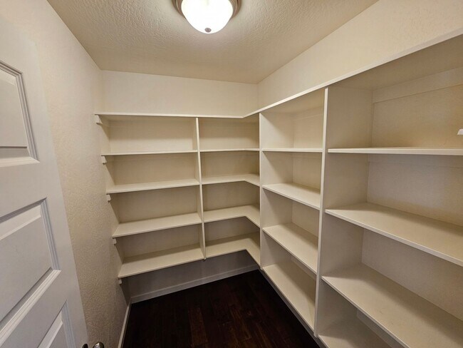 Building Photo - Newer Construction Close to Downtown Grants Pass