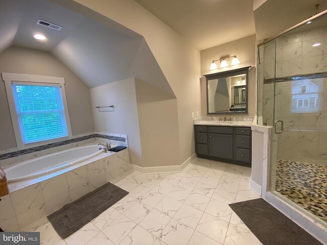 Building Photo - 2233 N Underwood St