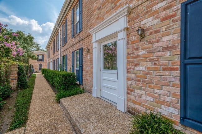 Building Photo - 6402 Del Monte Dr