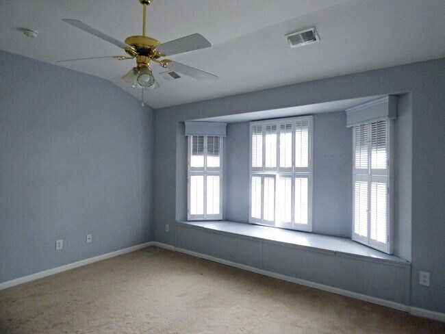 Building Photo - Beautiful 3 BR, 2 Bath Home, All Electric, Vaulted Ceilings, Walk-In Closets, Garage