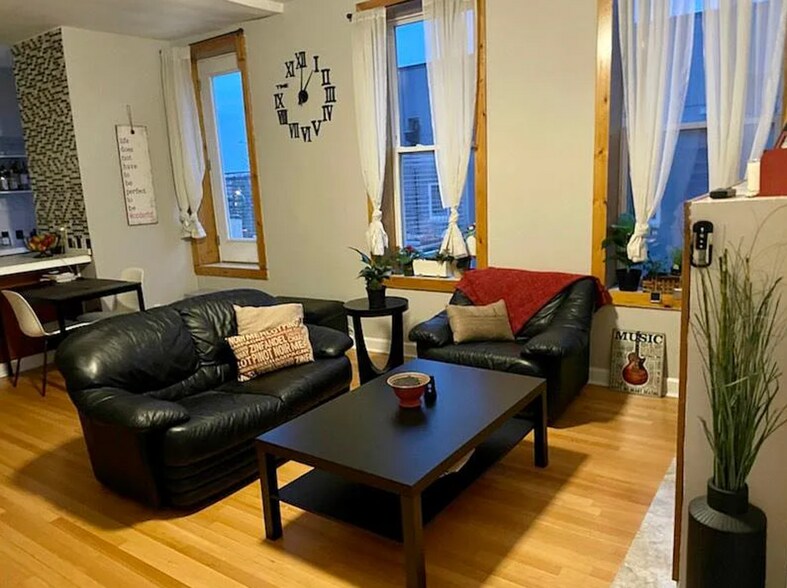 Building Photo - 1368 W Evergreen Ave