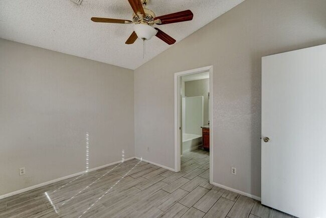 Building Photo - READY TO VIEW NOW! Recently Renovated 2bed/2bath Townhouse in Peoria!
