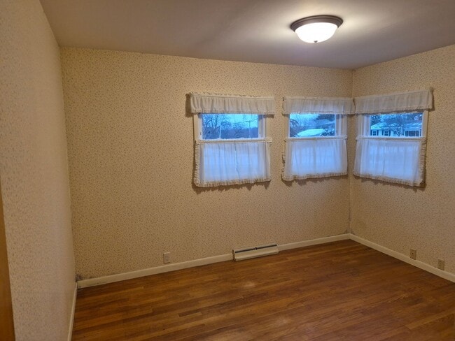 Building Photo - Charming 2-Bedroom Home with Bonus Room & Large Yard