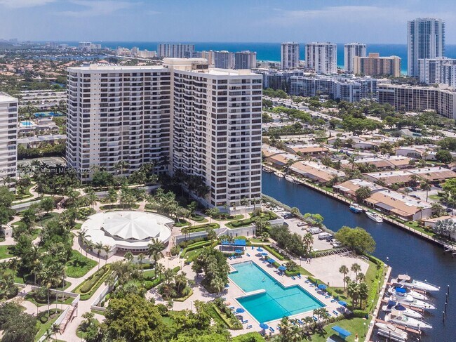 Building Photo - 2500 Parkview Dr