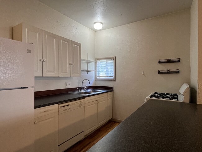 Building Photo - 3 Bedroom House for Lease!!