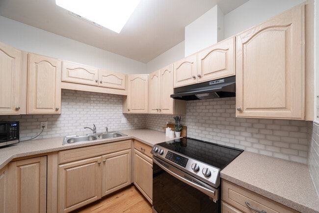 Building Photo - 1 Towers Park Ln