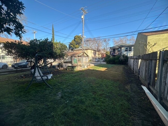 Building Photo - Updated 2 Bedroom with Office and Yard in the Heart of Midtown