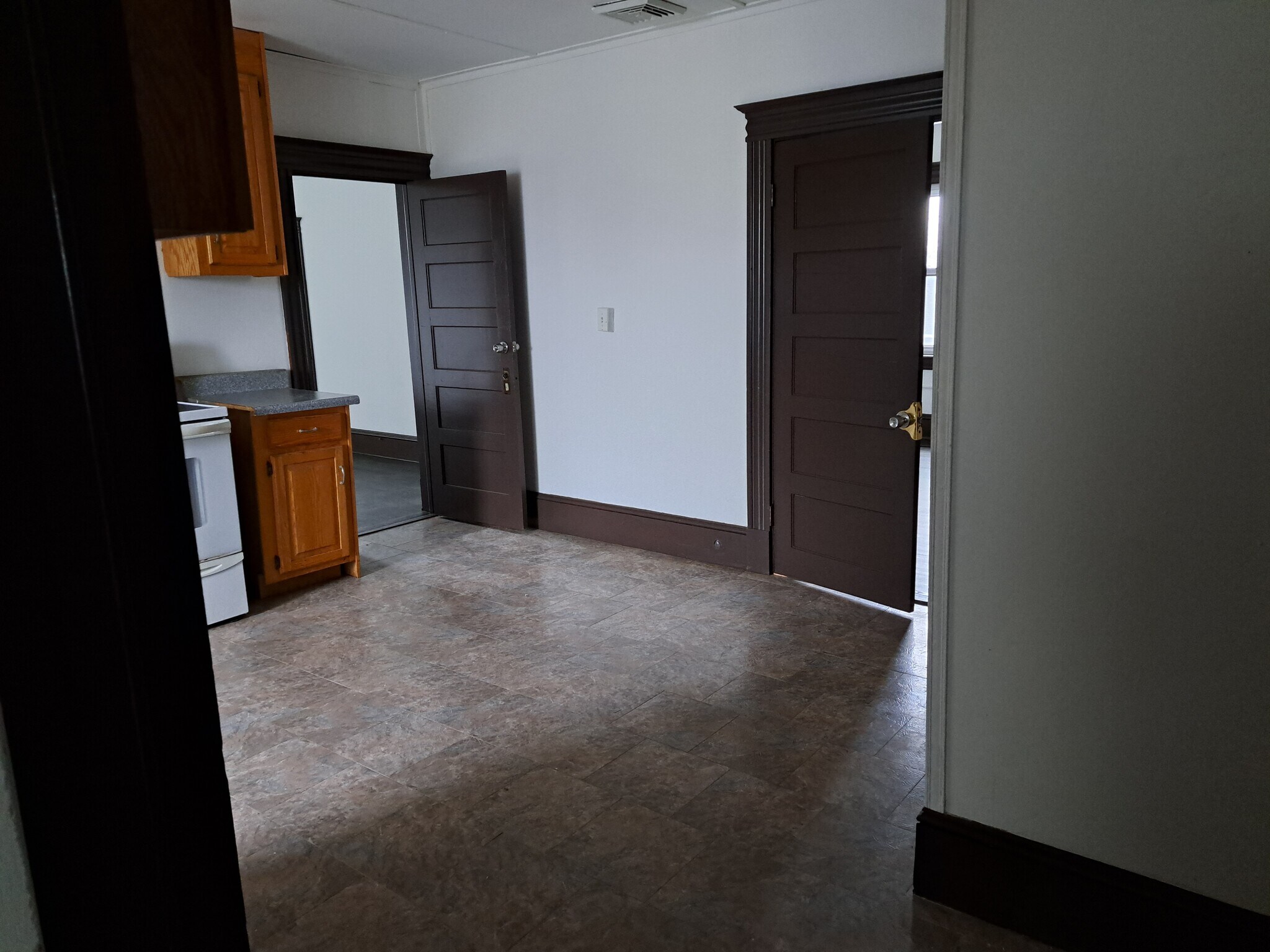 Building Photo - 261 Maple St