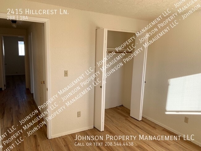 Building Photo - 2415 Hillcrest Ln