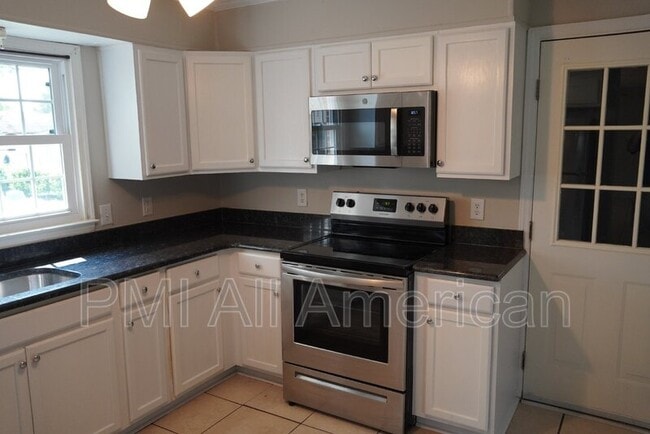 Building Photo - 622 Bedford Rd