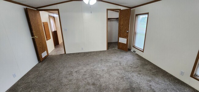 Building Photo - Nice, large, mobile home on outskirts of T...