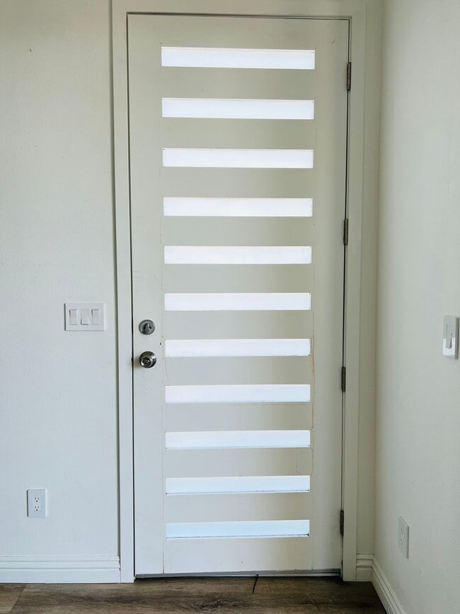Building Photo - Private 2 bedroom, 1 bath back unit