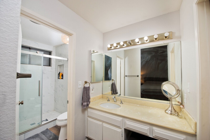 Building Photo - 5711 Owensmouth Ave