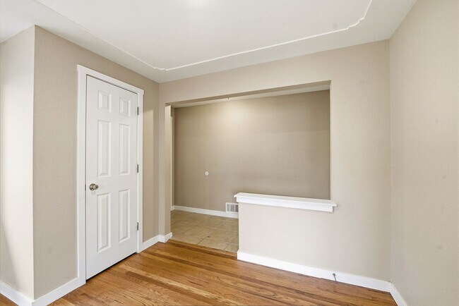 Building Photo - 5 bedroom, 3 1/2 bath, home with two master suites and 2 car garage.