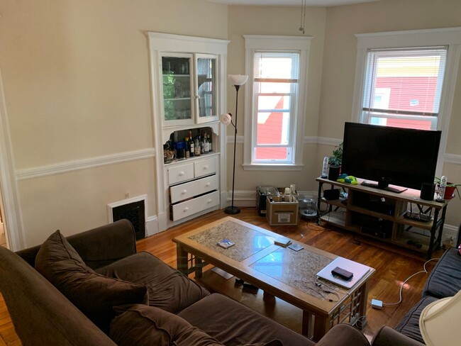 Building Photo - Huge 5 bed In Davis Square