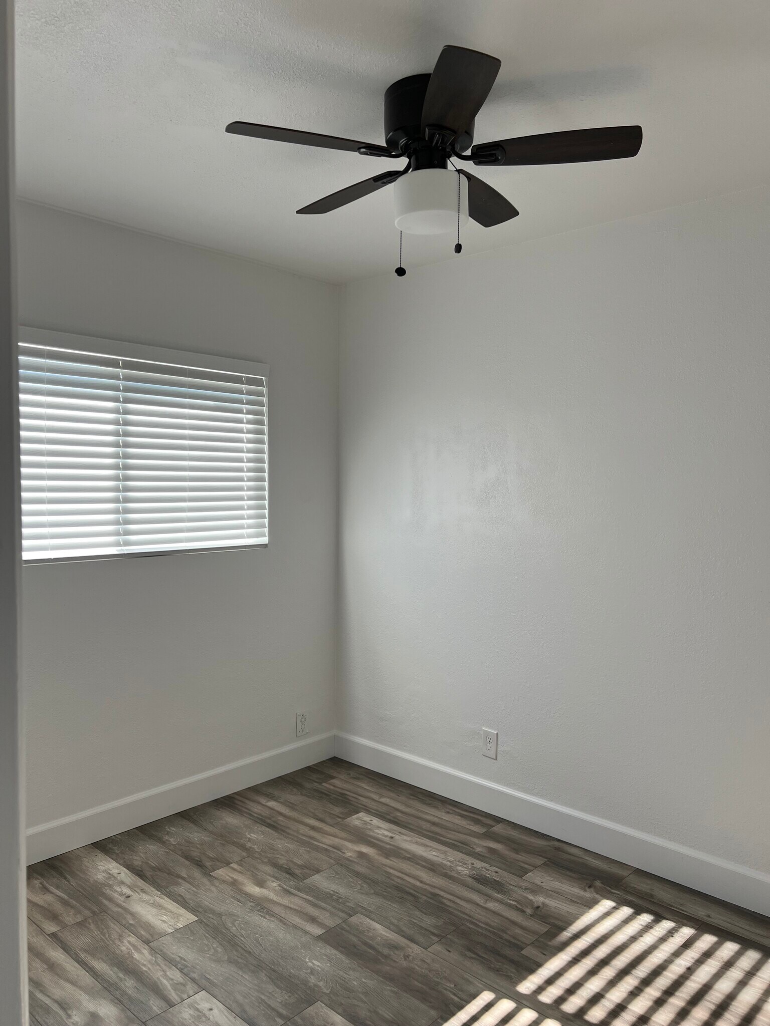 Building Photo - 429 W Ramona Dr