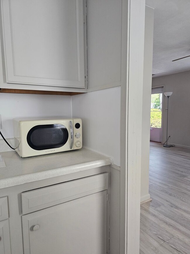 Building Photo - Very updated, cozy two bedroom across from BGHS