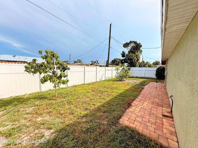 Building Photo - 2075 4th Ave SW