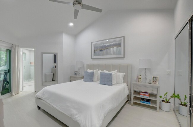 Building Photo - 6553 Via Regina